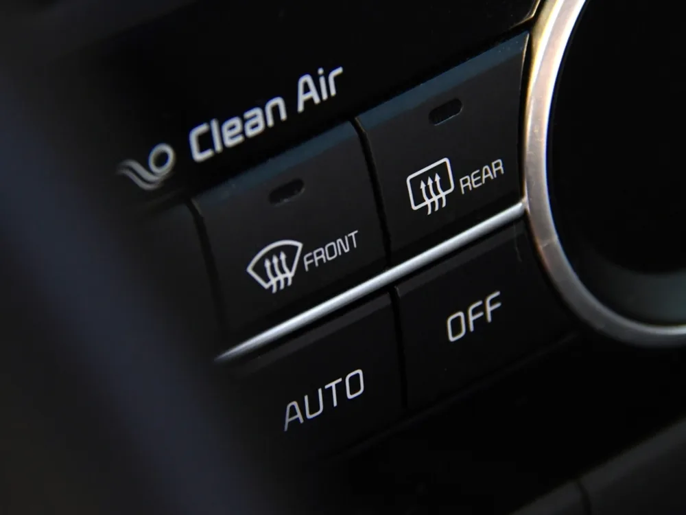 Saubere Bedienelemente der Klimaanlage im Fahrzeuginnenraum